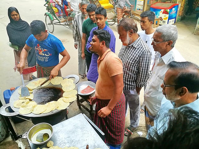 রাজধানীর মোহাম্মদপুর এলাকায় গতকাল শুক্রবার রাত থেকে গ্যাস কম ছিল। আজ শনিবার সকাল থেকে এলাকায় গ্যাস সরবরাহ নেই। হোটেলে তাই নাশতা তৈরির ব্যস্ততাও বেড়েছে। মোহাম্মদপুর, ঢাকা, ১৬ ফেব্রুয়ারি। ছবি: সাবিনা ইয়াসমিন