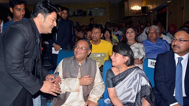 বাংলাদেশে নিযুক্ত ভারতীয় হাইকমিশনার রিভা গাঙ্গুলি দাসের সঙ্গে চিত্রনায়ক ফেরদৌসকে পরিচয় করিয়ে দেন তথ্যমন্ত্রী হাছান মাহমুদ। ছবি: ভাস্কর মুখার্জি