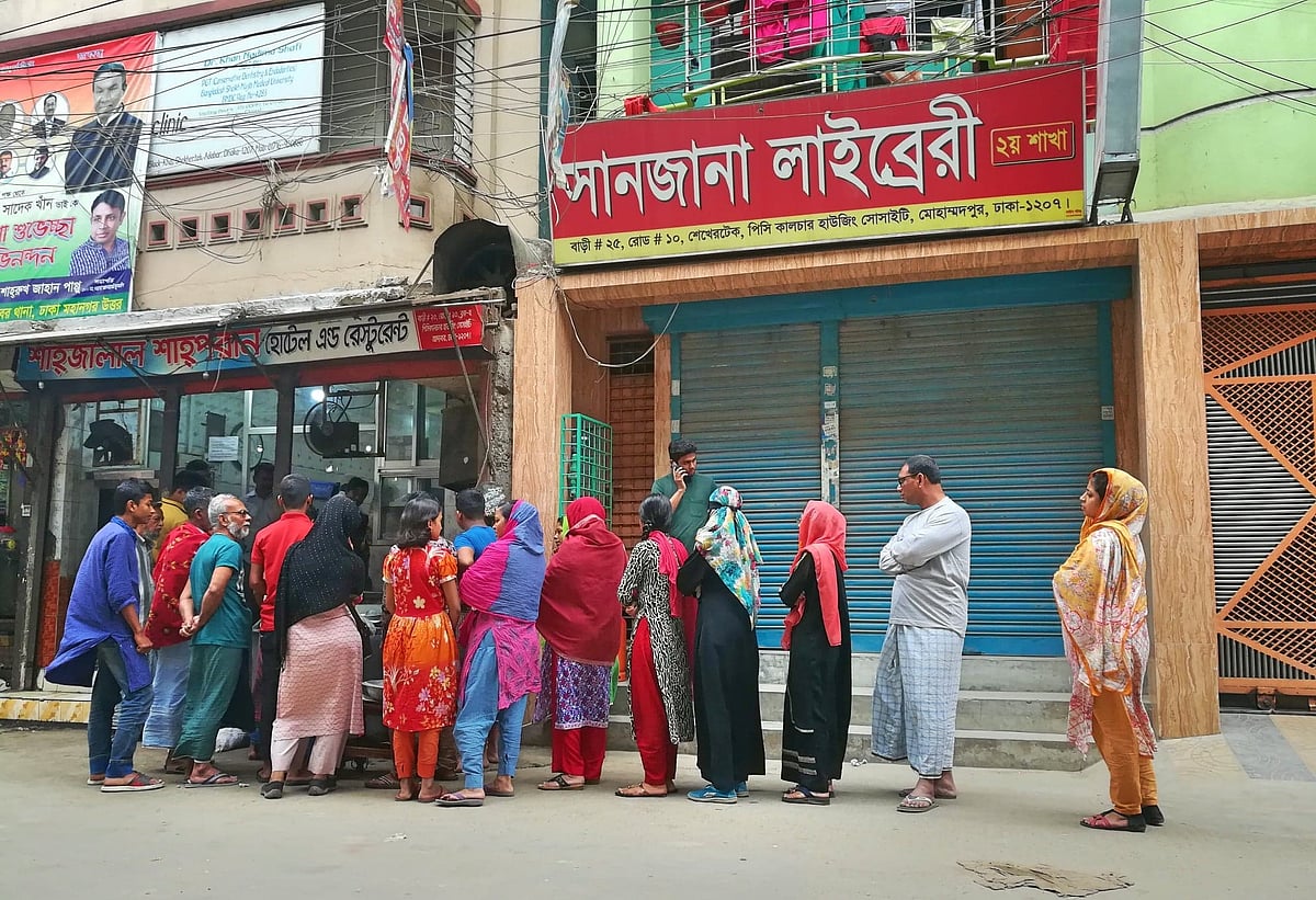 রাজধানীর মোহাম্মদপুর এলাকায় গতকাল শুক্রবার রাত থেকে গ্যাস কম ছিল। আজ শনিবার সকাল থেকে এলাকায় গ্যাস সরবরাহ নেই। নাশতা কিনতে হোটেল মানুষের ভিড়। মোহাম্মদপুর, ঢাকা, ১৬ ফেব্রুয়ারি। ছবি: সাবিনা ইয়াসমিন