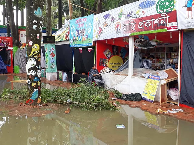 অনেক স্টলের সামনে বৃষ্টির পানি জমে গেছে। বইমেলা, ঢাকা, ১৭ ফেব্রুয়ারি। ছবি: সাজিদ হোসেন