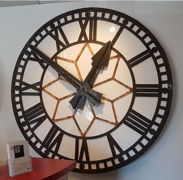 সময় থমকে আছে ওই সময়টাতে। দুপুর ১২.৫১ মিনিটে দুলে উঠেছিল ক্রাইস্টচার্চ। কোয়েক সিটি জাদুঘরে।। ছবি: প্রথম আলো