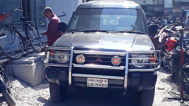 জয়নাল আবেদিনের ব্যবহৃত গাড়ি। গত সপ্তাহে মতিঝিলে অগ্রণী ব্যাংকের প্রধান কার্যালয়ের সামনে। ছবি: সানাউল্লাহ সাকিব
