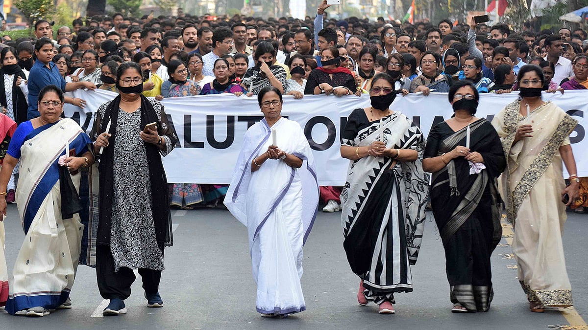 জম্মু-কাশ্মীরে জঙ্গি হামলার নিন্দা জানিয়ে প্রতিবাদ মিছিল করেছে পশ্চিমবঙ্গের শাসক দল তৃণমূল কংগ্রেস। মিছিলে মোমবাতি হাতে হাঁটেন রাজ্যর মুখ্যমন্ত্রী মমতা বন্দ্যোপাধ্যায়। ছবি: ভাস্কর মুখার্জি