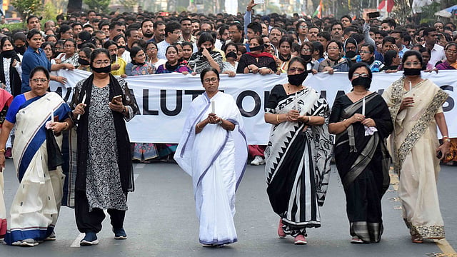 জম্মু-কাশ্মীরে জঙ্গি হামলার নিন্দা জানিয়ে প্রতিবাদ মিছিল করেছে পশ্চিমবঙ্গের শাসক দল তৃণমূল কংগ্রেস। মিছিলে মোমবাতি হাতে হাঁটেন রাজ্যর মুখ্যমন্ত্রী মমতা বন্দ্যোপাধ্যায়। ছবি: ভাস্কর মুখার্জি