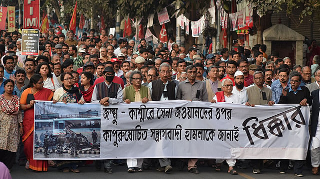 জম্মু-কাশ্মীরে জঙ্গি হামলার নিন্দা জানিয়ে প্রতিবাদ মিছিল করেছে বামফ্রন্ট। ছবি: ভাস্কর মুখার্জি