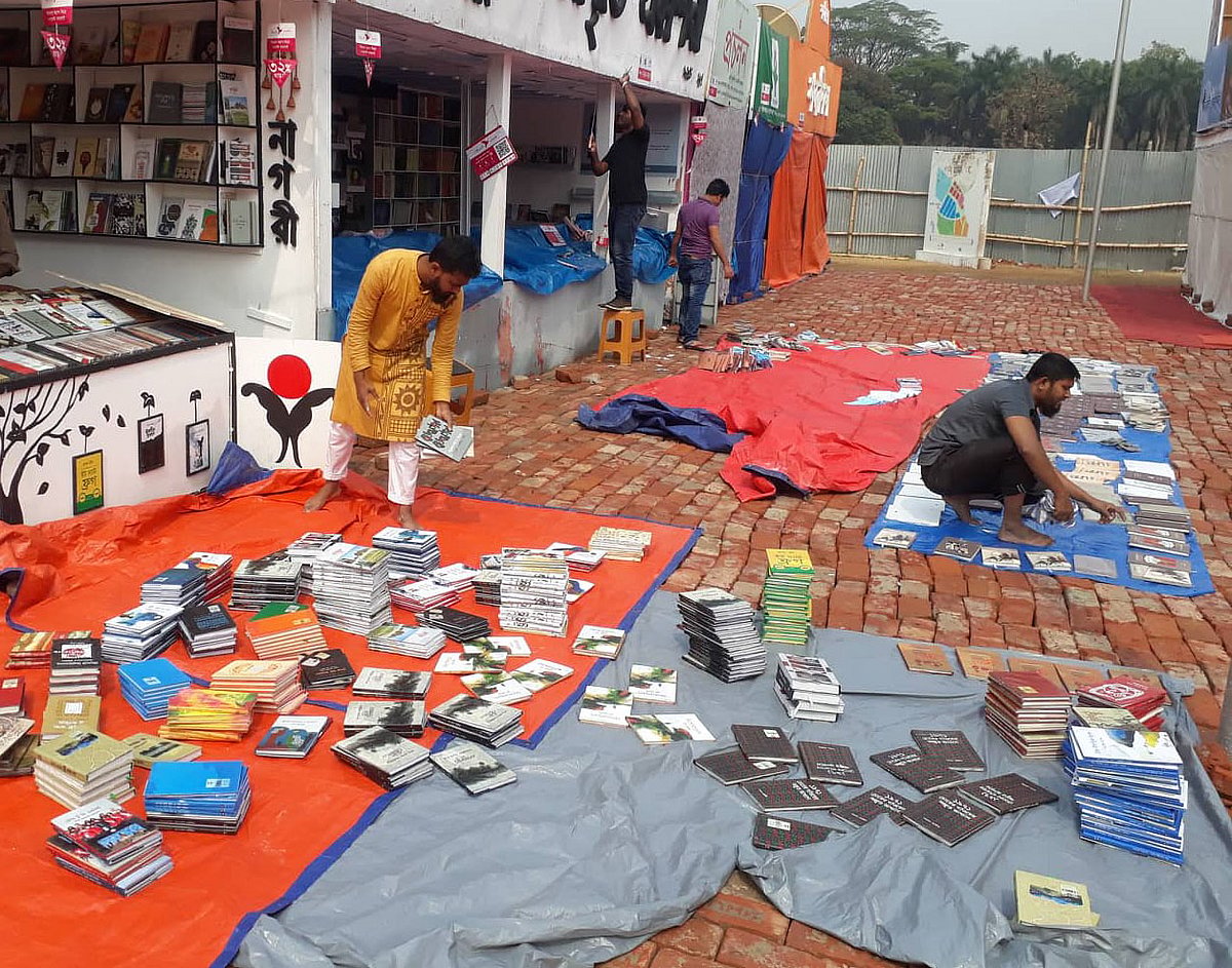 সকালের ঝড়-বৃষ্টিতে বইমেলার বিভিন্ন স্টলের বই ভিজে যায়। বইমেলা, ঢাকা, ১৭ ফেব্রুয়ারি। ছবি: সাজিদ হোসেন