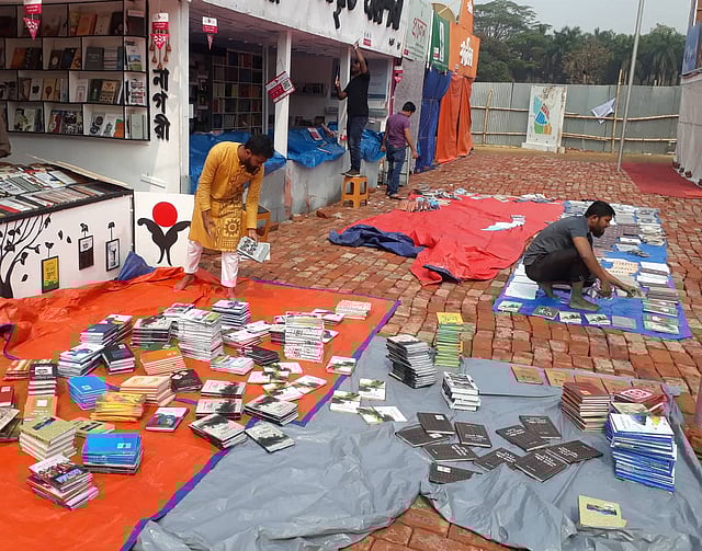 সকালের ঝড়-বৃষ্টিতে বইমেলার বিভিন্ন স্টলের বই ভিজে যায়। বইমেলা, ঢাকা, ১৭ ফেব্রুয়ারি। ছবি: সাজিদ হোসেন