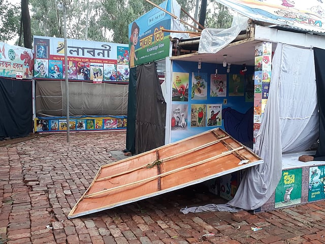 ঝড়-বৃষ্টিতে অনেক দোকানের সাজসজ্জার ব্যাপক ক্ষতি হয়েছে। বইমেলা, ঢাকা, ১৭ ফেব্রুয়ারি। ছবি: সাজিদ হোসেন
