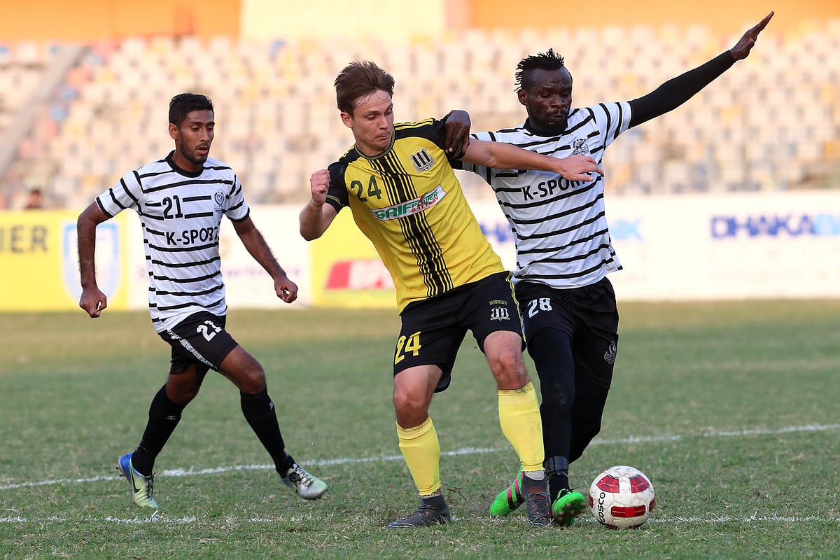 মাঠে এখন অসহায় অবস্থা মোহামেডানের। ছবি: প্রথম আলো