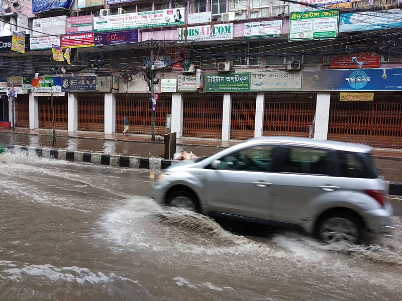 সকালের বৃষ্টিতে রাজধানীর পান্থপথ এলাকায় পানি জমে যায়। ছবি: মো. মিন্টু হোসেন