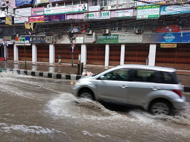 সকালের বৃষ্টিতে রাজধানীর পান্থপথ এলাকায় পানি জমে যায়। ছবি: মো. মিন্টু হোসেন