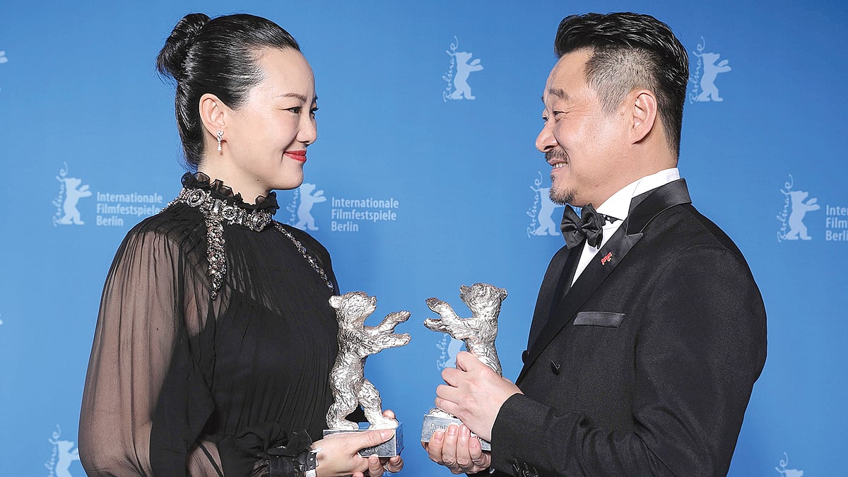 পুরস্কার হাতে ইওং মেই ও ওয়াং জিংচুন