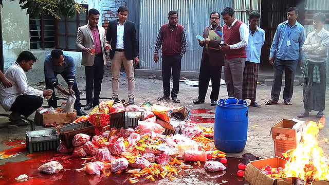 স্বাস্থ্যের জন্য ক্ষতিকর এমন সব উপাদান দিয়ে তৈরি হয়েছে এসব আইসক্রিম। কুমারখালী, কুষ্টিয়া, ১৮ ফেব্রুয়ারি। ছবি: প্রথম আলো