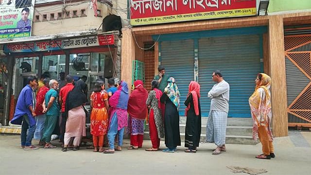 গত শুক্রবার রাত থেকে শনিবার রাত পর্যন্ত সাভার, আশুলিয়া এবং রাজধানীর বেশ কয়েকটি জায়গায় গ্যাস সরবরাহ বন্ধ ছিল। সে সময় ঢাকার মোহাম্মদপুরে খাবারের হোটেলের সামনে লম্বা লাইন পড়ে। প্রথম আলো ফাইল ছবি।
