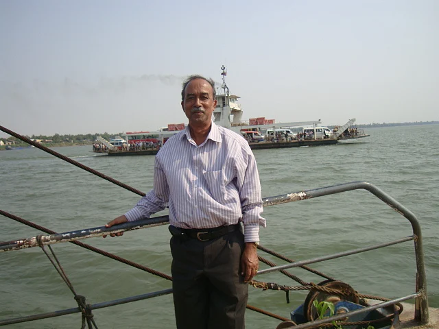 কম্বোডিয়ার নেয়াক লুয়াংয়ে মেকং পারাপারের ফেরিতে লেখক