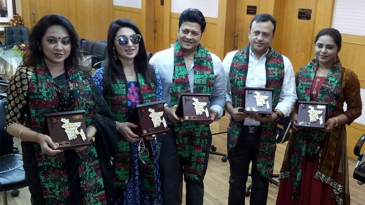 স্মারক হাতে তারিন, অপু বিশ্বাস, ফেরদৌস, রিয়াজ ও জ্যোতিকা জ্যোতি। ছবি: সংগৃহীত।