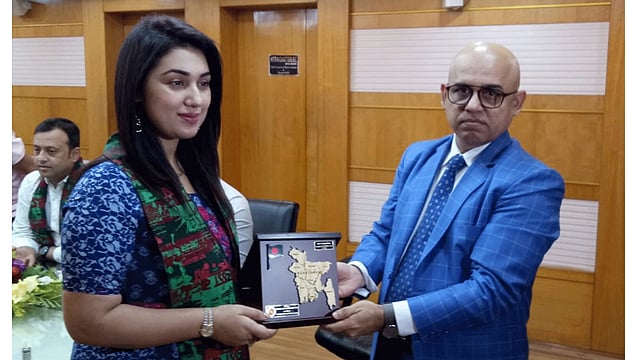 মোফাখখারুল ইকবালের হাত থেকে স্মারক নিচ্ছেন নায়িকা অপু বিশ্বাস। ছবি: সংগৃহীত