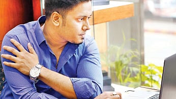 ঘড়ির প্রতি আকর্ষণ চিরায়ত। এই সময়ে ঘড়ি প্রযুক্তিনির্ভর ও স্মার্ট। মডেল: রনি, ছবি: সুমন ইউসুফ