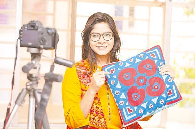 ডিজিটাল মাধ্যমে নিজের পণ্যের বিপণনও করা যায়। মডেল: জেসিকা, ছবি: স্মার্ট সময়