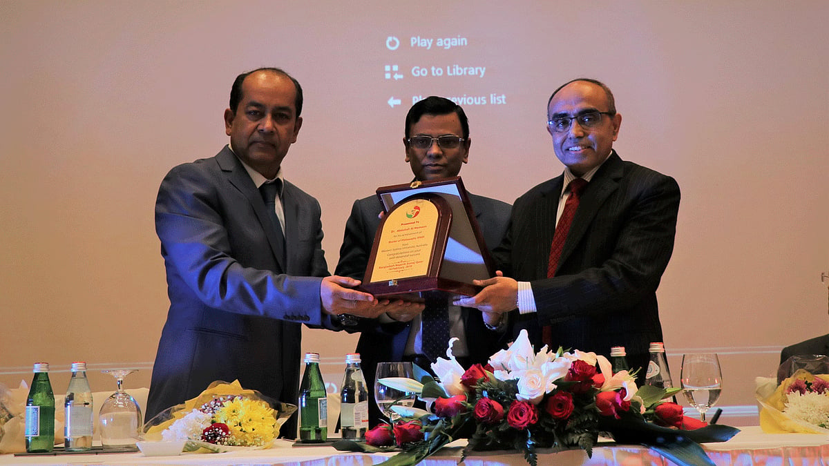 ড. আবদুল্লাহ আল মামুনের হাতে সম্মাননা ক্রেস্ট তুলে দিচ্ছেন কাতারে নিযুক্ত বাংলাদেশের রাষ্ট্রদূত আসুদ আহমেদ।
