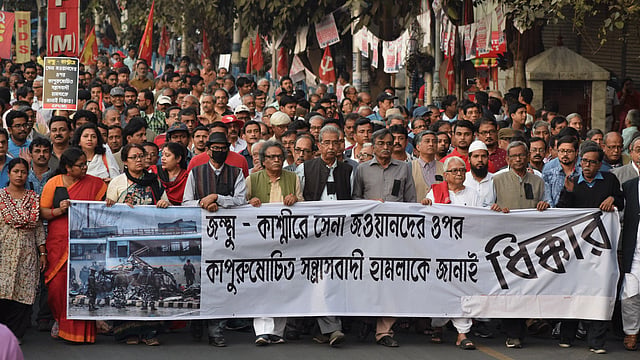 জম্মু-কাশ্মীরে জঙ্গি হামলার প্রতিবাদে কলকাতায় বামফ্রন্টের মিছিল। ছবি: প্রথম আলো