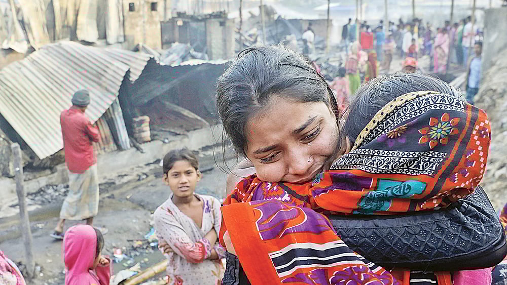 রাতের অন্ধকারে আগুনে পুড়ে মারা গেছে আটজন। পাশাপাশি ঘরসহ সবকিছু ছাই হয়ে গেছে। এমন শোকে কে কাকে সান্ত্বনা দেবে। নগরের বাকলিয়া থানার ভেড়ামার্কেট এলাকায় গতকাল সকাল সাতটায়।  সৌরভ দাশ