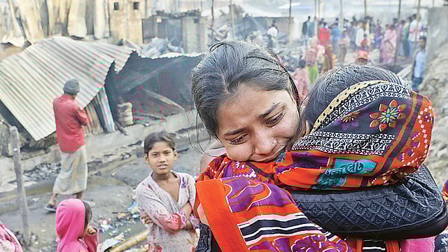 রাতের অন্ধকারে আগুনে পুড়ে মারা গেছে আটজন। পাশাপাশি ঘরসহ সবকিছু ছাই হয়ে গেছে। এমন শোকে কে কাকে সান্ত্বনা দেবে। নগরের বাকলিয়া থানার ভেড়ামার্কেট এলাকায় গতকাল সকাল সাতটায়।  সৌরভ দাশ