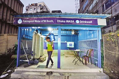 কার্ড থাকলে মিলবে পানি। ছবি: স্মাট সময়
