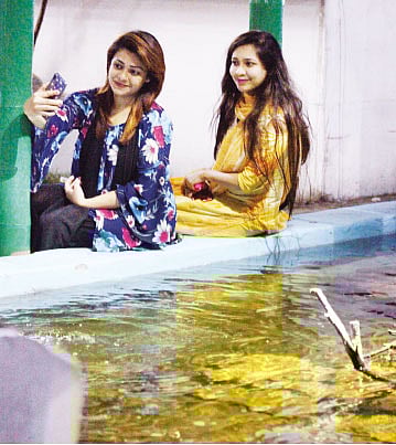 সৌর বিদ্যুতের কারণে এখন সবসময় বিদ্যুৎ থাকে সেন্ট মার্টিনে।  দুই পর্যটক সেলফি তুলছেন। ছবি: স্মার্ট সময়