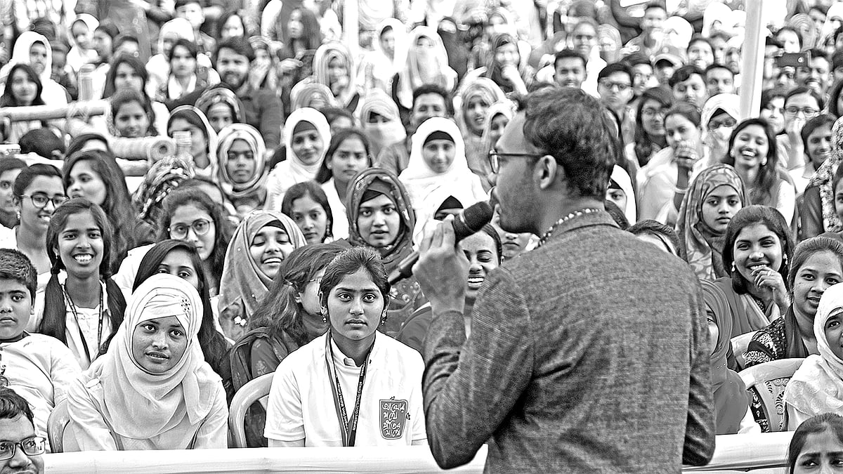 মানিকগঞ্জে তারুণ্যের জয়গান উৎসব মঞ্চে বক্তব্য দিচ্ছেন প্রীত রেজা। ছবি: প্রথম আলো