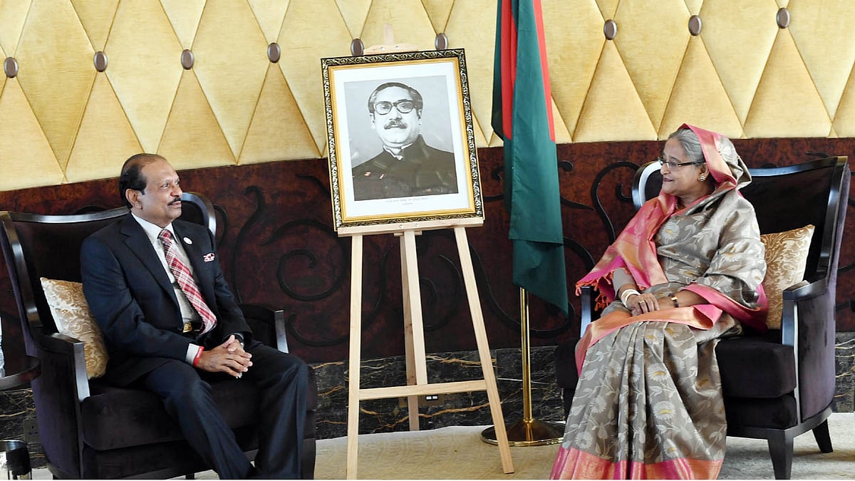 প্রধানমন্ত্রী শেখ হাসিনার সঙ্গে তাঁর হোটেল স্যুইটে সৌজন্য সাক্ষাৎ করেন লুলু গ্রুপের চেয়ারম্যান ইউসুফ আলী। আবুধাবি, সংযুক্ত আরব আমিরাত, ১৯ ফেব্রুয়ারি। ছবি: পিআইডি