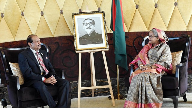 প্রধানমন্ত্রী শেখ হাসিনার সঙ্গে তাঁর হোটেল স্যুইটে সৌজন্য সাক্ষাৎ করেন লুলু গ্রুপের চেয়ারম্যান ইউসুফ আলী। আবুধাবি, সংযুক্ত আরব আমিরাত, ১৯ ফেব্রুয়ারি। ছবি: পিআইডি
