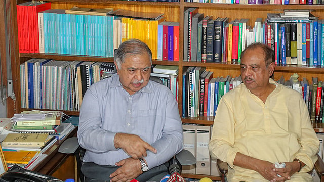 বৈঠক শেষে সাংবাদিকদের ব্রিফ করেন ড. কামাল। ছবি: প্রথম আলো