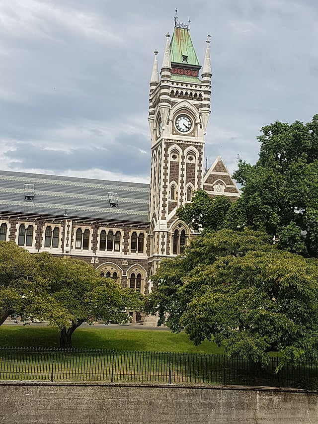 দেড় শ বছরের ঐতিহ্য ফুটে বেরোচ্ছে ইউনিভার্সিটি অব ওটাগোর ক্লক টাওয়ার থেকে—ছবি: লেখক