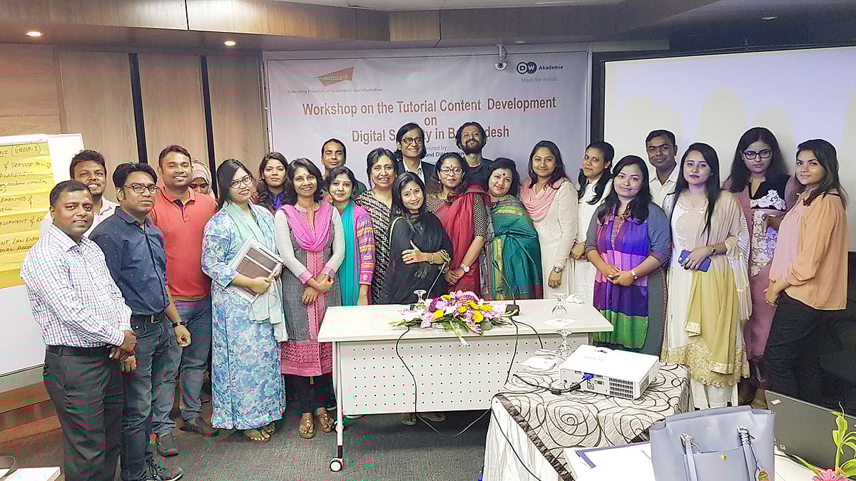 ‘টিউটোরিয়াল কনটেন্ট ডেভেলপমেন্ট অন ডিজিটাল সিকিউরিটি ইন বাংলাদেশ’ শীর্ষক এক কর্মশালার অংশগ্রহণকারীরা। ছবি: সংগৃহীত