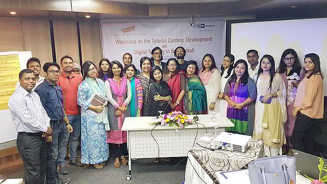 ‘টিউটোরিয়াল কনটেন্ট ডেভেলপমেন্ট অন ডিজিটাল সিকিউরিটি ইন বাংলাদেশ’ শীর্ষক এক কর্মশালার অংশগ্রহণকারীরা। ছবি: সংগৃহীত