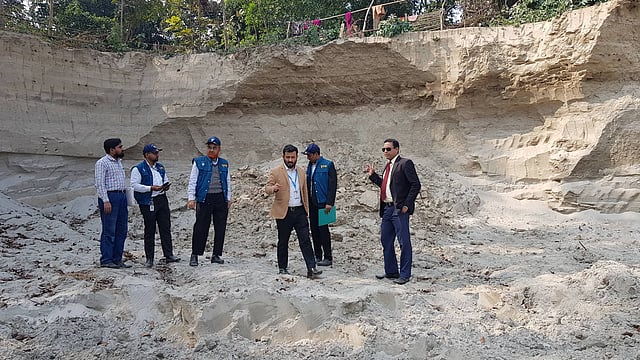 নদীর মাটি কেটে নদীতীর ধ্বংসের বিরুদ্ধে ঝিনাইদহে দুদকের অভিযান। ছবি: সংগৃহীত