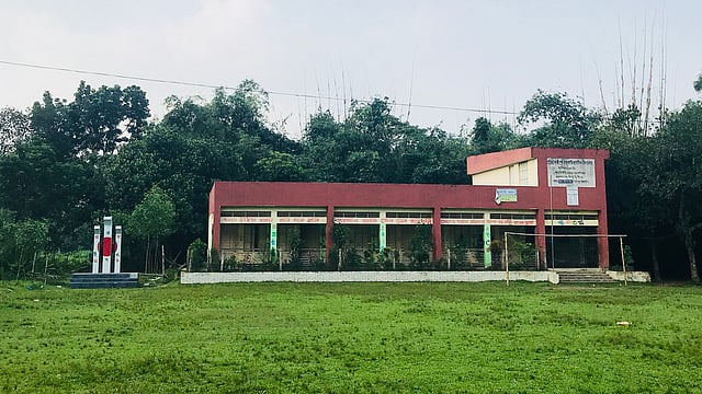 টাঙ্গাইলের সখীপুর উপজেলার প্রতিমাবংকী পূর্ব সরকারি প্রাথমিক বিদ্যালয়ে নিজের জমানো ৩৬ হাজার টাকা দিয়ে শহীদ মিনার নির্মাণ করে দিয়েছেন আলেয়া ফেরদৌসী। ছবি: প্রথম আলো