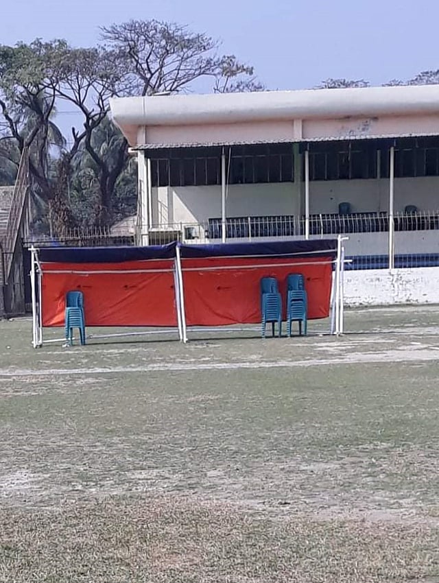 রিজার্ভ খেলোয়াড়দের বসার বেঞ্চ বানানো হয়েছে ডেকোরেটরের কাপড় ও বাঁশ দিয়ে। ছবি: সংগৃহীত