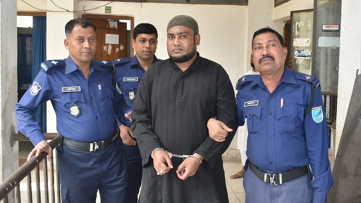 তিন নারীকে যৌনকর্মী আখ্যা দিয়ে নির্যাতন মামলার আসামি ইউপি সদস্য ইউসুফ হোসেন। তাঁর বিরুদ্ধে আদালত দুই দিনের রিমান্ড মঞ্জুর করেন। নারায়ণগঞ্জ, ১৯ ফেব্রুয়ারি। ছবি: মজিবুল হক