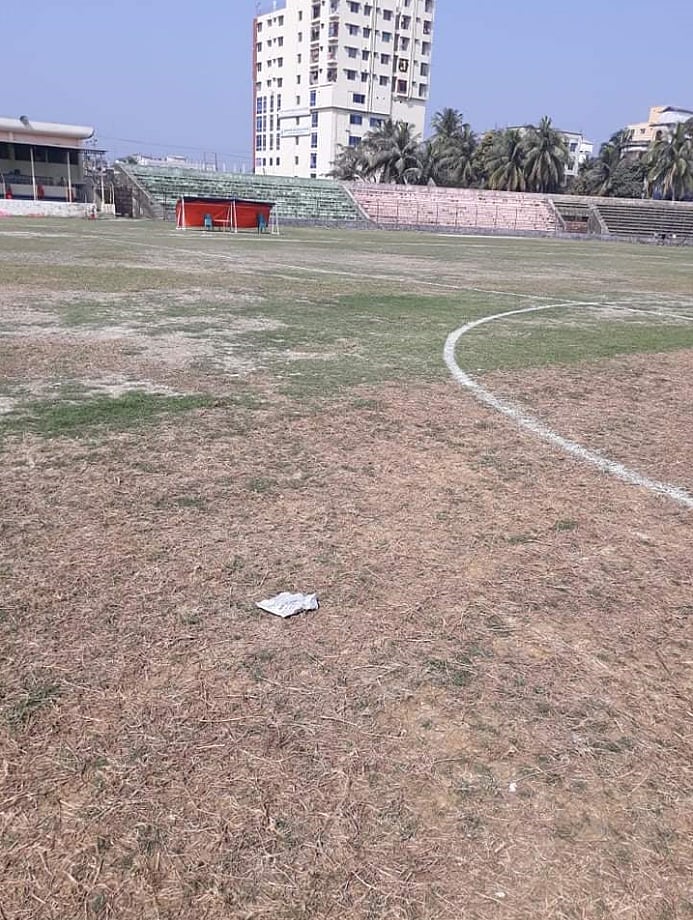 শহীদ ভুলু স্টেডিয়ামে মাঠের বেহাল দশা। ছবি: প্রথম আলো