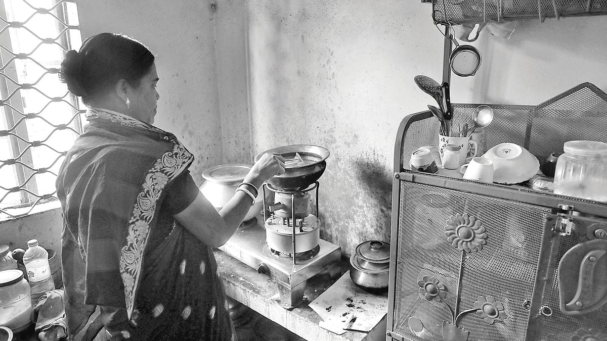গ্যাস নেই। কেরোসিনের চুলায় চলছে রান্নার কাজ। গতকাল দুপুরে নগরের পাথরঘাটা এলাকায়। ছবি: প্রথম আলো