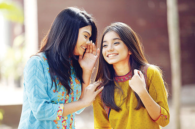 ঘরোয়া যত্ন কিশোর বয়সে ব্রণ প্রতিরোধ করে। মডেল: ফাবিহা ও দৃনা, ছবি: নকশা