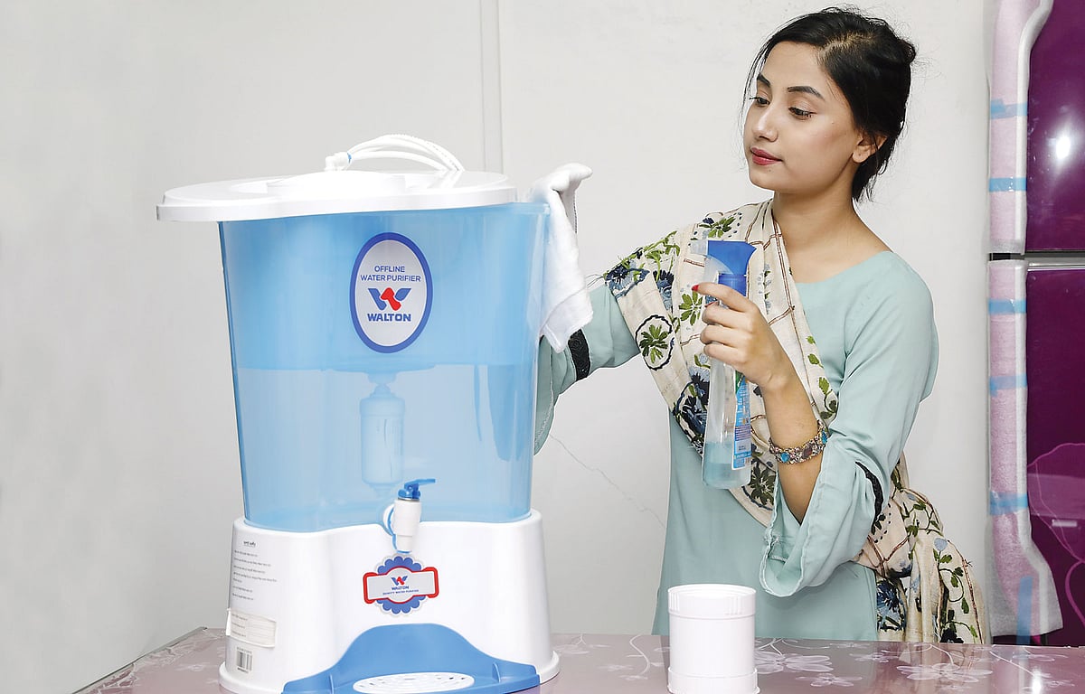 পানির ফিল্টারেরও নিয়মিত যত্ন নিতে হবে। মডেল: অরিন। ছবি: অধুনা