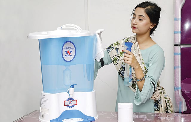 পানির ফিল্টারেরও নিয়মিত যত্ন নিতে হবে। মডেল: অরিন। ছবি: অধুনা