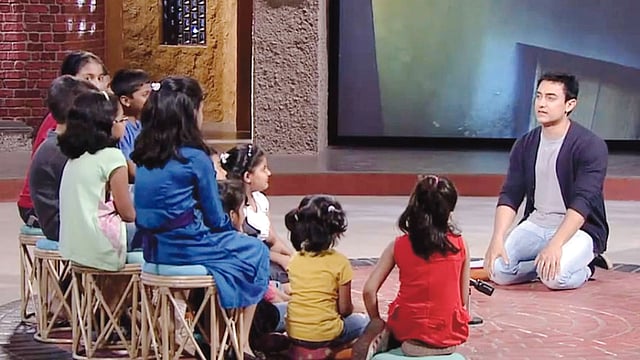 ‘সত্যমেব জয়তে’ অনুষ্ঠােন িশশুদের সঙ্গে আমির খান