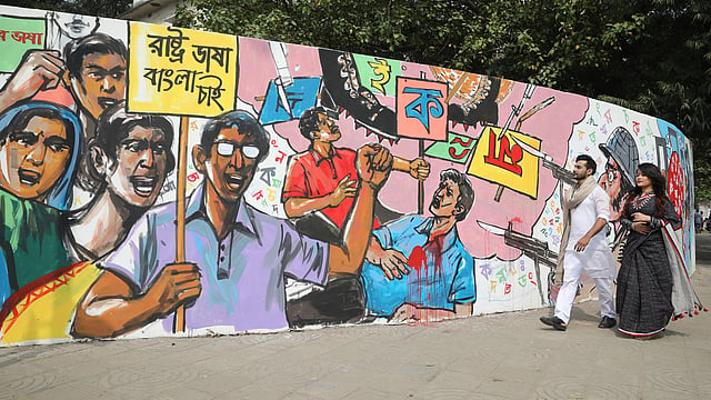 চিত্রকর্মের মাধ্যমে ভাষা আন্দোলন থেকে মুক্তিযুদ্ধের নানা ইতিহাস তুলে ধরা হয়েছে।