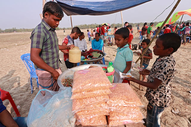 মাঠে বসে দোকানপাট।