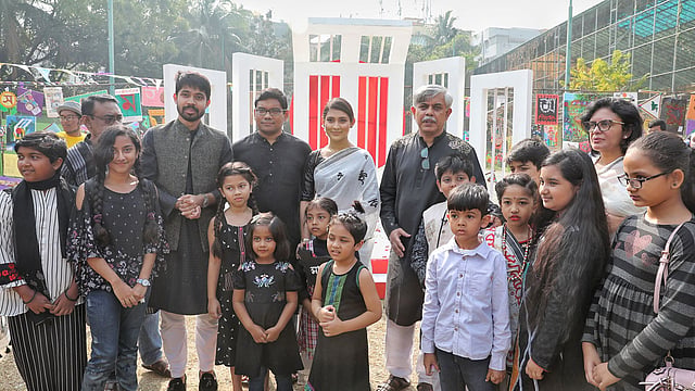 ধানমন্ডির সুলতানা কামাল মহিলা ক্রীড়া কমপ্লেক্সে শিশুদের সঙ্গে ‘বর্ণমেলা ২০১৯’ উদ্বোধন করেন নাগরিক টেলিভিশনের ব্যবস্থাপনা পরিচালক রুবানা হক, কথাসাহিত্যিক আনিসুল হক, অভিনয়শিল্পী মেহ্জাবীন চৌধুরী এবং টেন মিনিটস স্কুলের প্রতিষ্ঠাতা আয়মান সাদিক। ছবি: সাইফুল ইসলাম