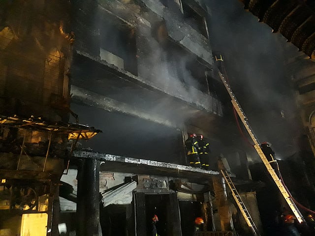 রাত তখন সাড়ে ৩টা। আগুন নেভাতে ব্যস্ত ফায়ার সার্ভিসের কর্মীরা।